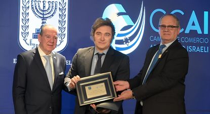 El presidente de la CCAI, Mario Montoto; el presidente argentino, Javier Milei; y el embajador israelí, Eyal Sela.