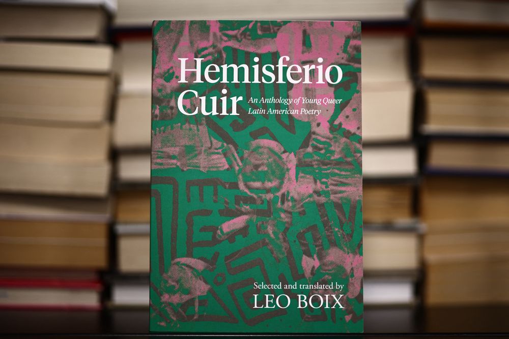 Reino Unido: un ejemplar de Hemisferio Cuir, An Anthology of Young Queer Latin American Poetry, seleccionado y traducido por Leo Boix se exhibe en Londres el 21 de febrero de 2025.