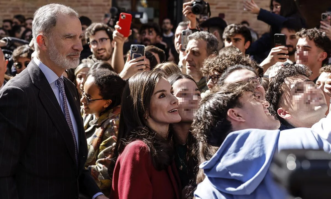 El rey Felipe VI y la reina Letizia, recibidos por una multitud en Valencia.