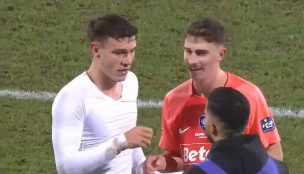 El momento en el que Manuel Ugarte le pide a su rival cambiar las camisetas en Francia