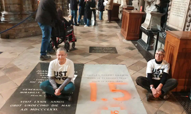 Activistas climáticas vandalizan la tumba de Charles Darwin en la Abadía de Westminster