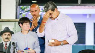 Maduro con una figura de José Gregorio Hernández bendecida por el papa León XIV Maduro con una figura de José Gregorio Hernández bendecida por el papa León XIV