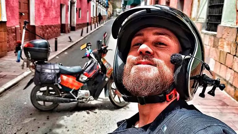 Borroni en uno de sus viajes a bordo de su moto