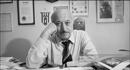 Simon Wiesenthal, en su oficina en el Centro de Documentación Judío, Viena, Austria, junio de 1979.