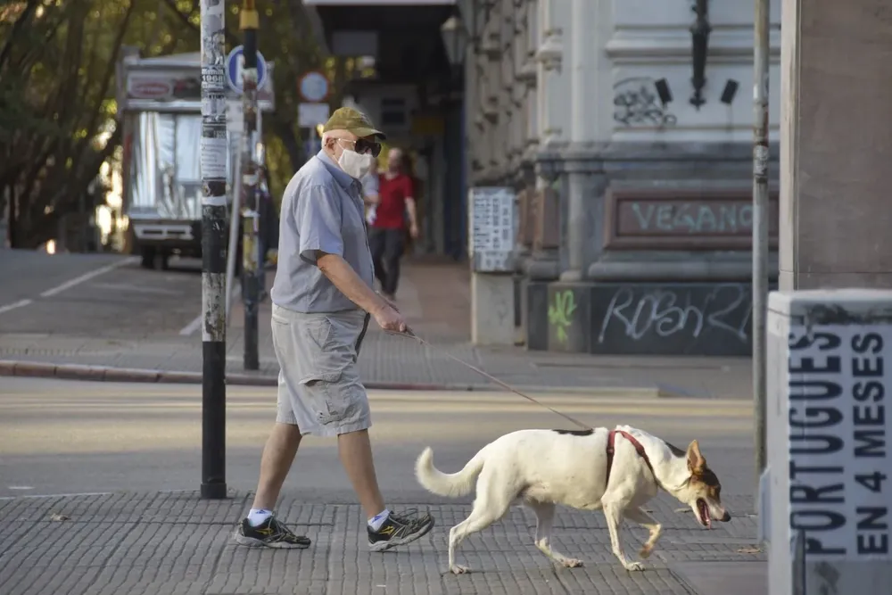 Hombre pasea a su perro por Montevideo