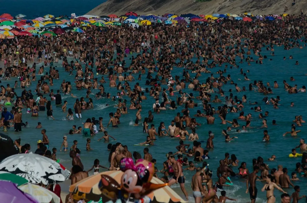 Bañistas en playa de Río de Janeiro el domingo 24 de setiembre.