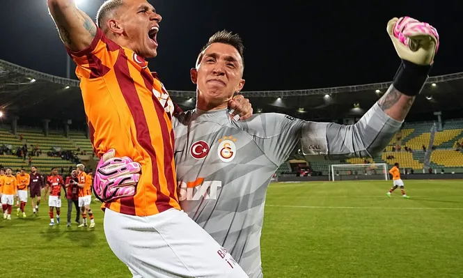 Lucas Torreira y Fernando Muslera