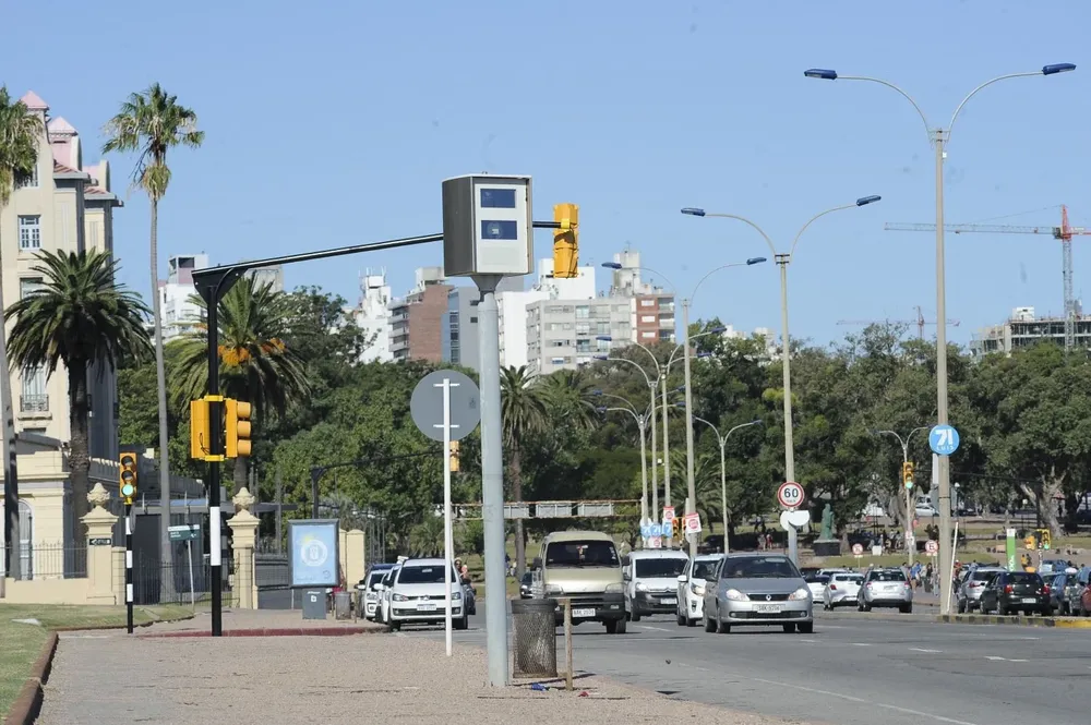 Radar de velocidad en la rambla de Montevideo