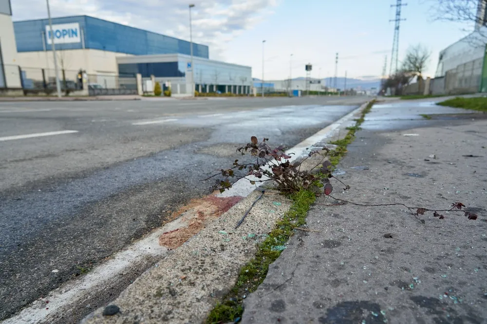 El siniestro ha tenido lugar a la una y media de la madrugada cuando se ha producido una colisión frontolateral entre dos turismos, uno de gama alta y otro más pequeño, a la altura del número 22 de la calle Júndiz del polígono del mismo nombre.