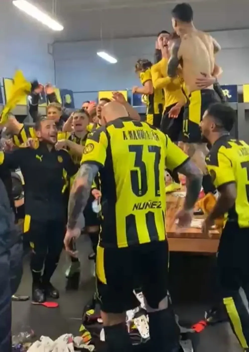 Walter Gargano, Giovanni González y todo el plantel de Peñarol celebró el pasaje a cuartos de final de la Sudamericana ante Nacional