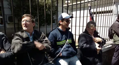 Trabajadores del gas se encadenaron frente a la Embajada de Brasil