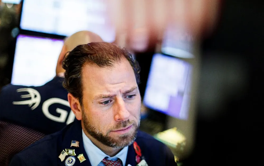 Wall Street cerró la semana con fuerte baja por temor a nueva variante del covid-19.