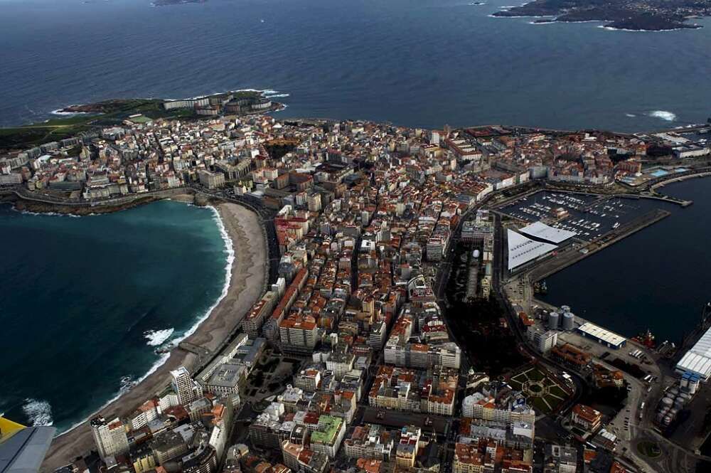 Vista aérea de la ciudad de La Coruña. (EFE)
