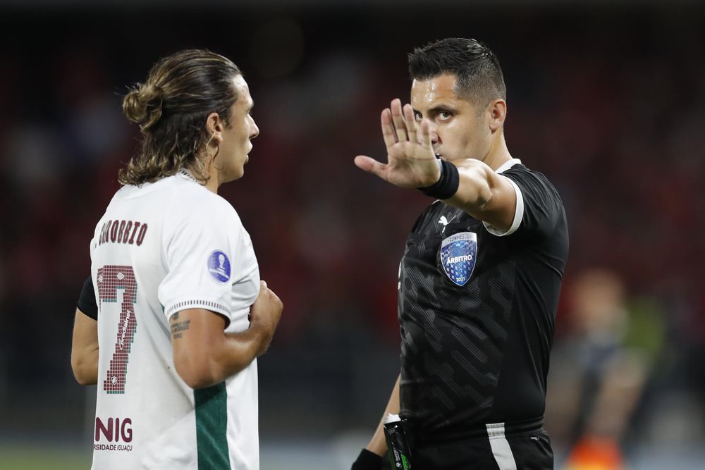Agustín Canobbio de Fluminense reacciona, durante un partido de octavos de final de la Copa Sudamericana entre América de Cali y Fluminense en el estadio Pascual Guerrero de Cali Agustín Canobbio de Fluminense reacciona, durante un partido de octavos de final de la Copa Sudamericana entre América de Cali y Fluminense en el estadio Pascual Guerrero de Cali
