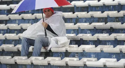 El hincha que abrió el paraguas