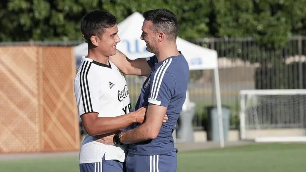 Otros tiempos: Dybala y Scaloni en un entrenamiento de la selección