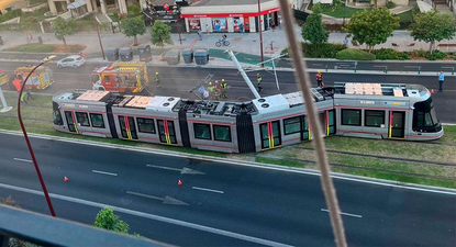Un accidente en el tranvía de Sevilla provoca el incendio de una formación y obliga a suspender el servicio