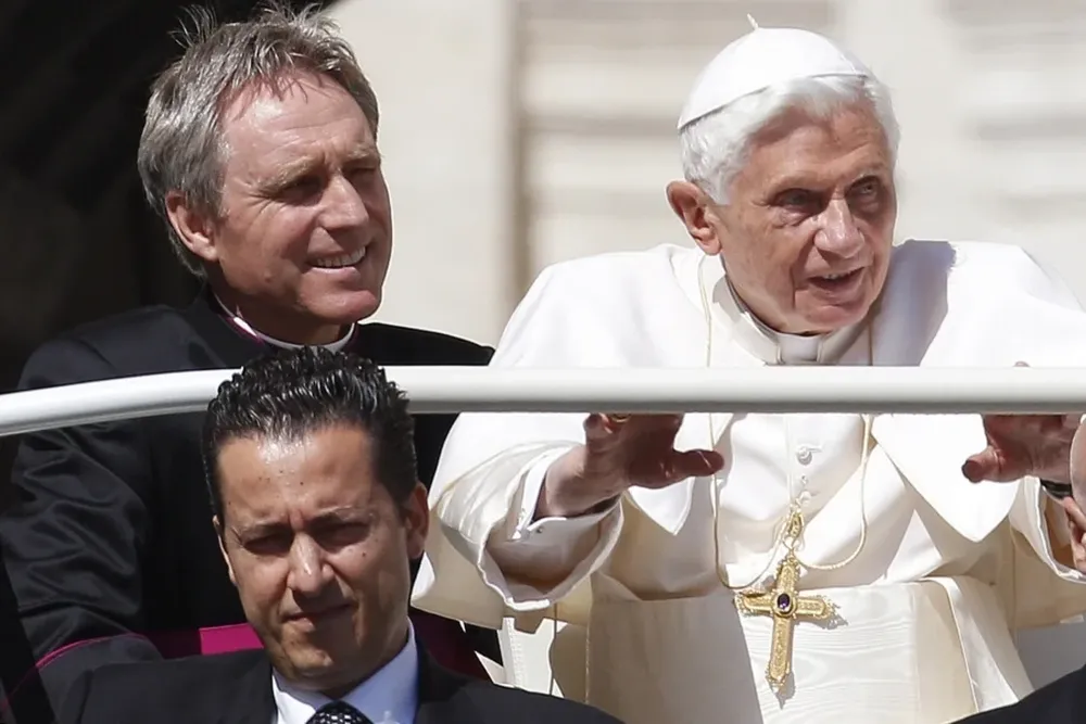 En esta imagen de mayo, el papa Benedicto XVI llega a la plaza de San Pedro acompañado por su entonces mayordomo Paolo Gabriele (abajo) y su secretario personal Georg Gaenswein (izquierda)