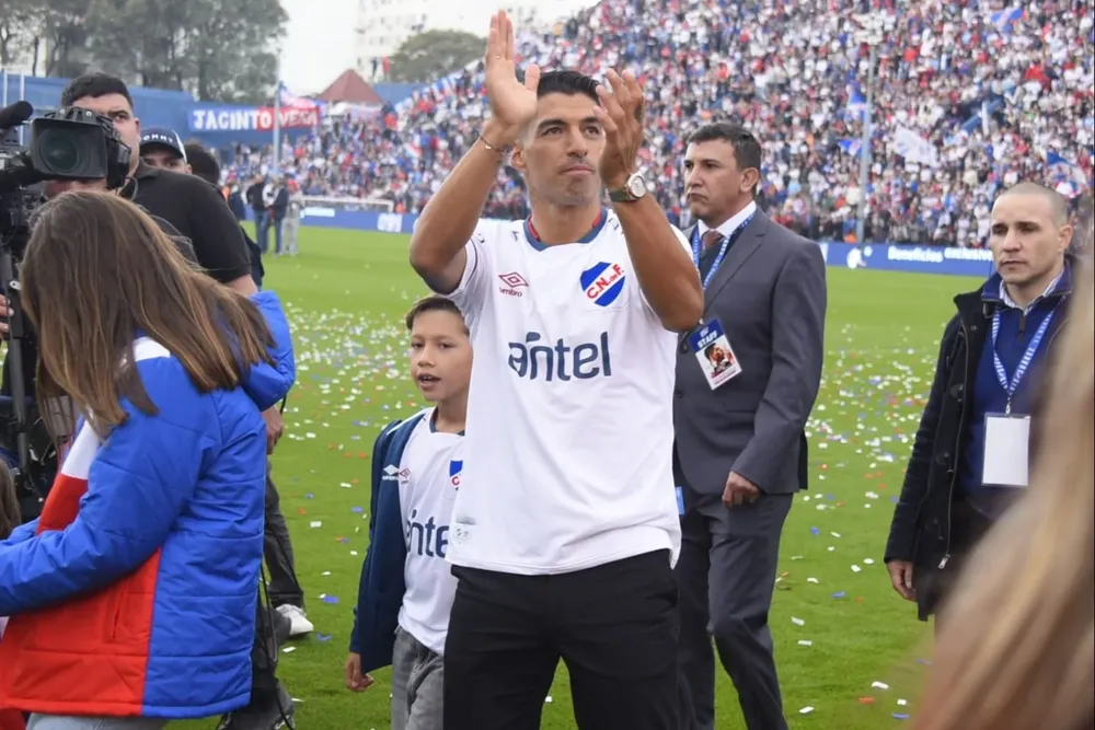 Luis Suárez saluda a los hinchas