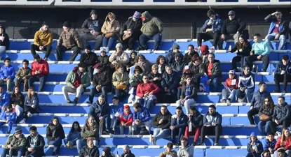 Hinchas en el Estadio Centenario