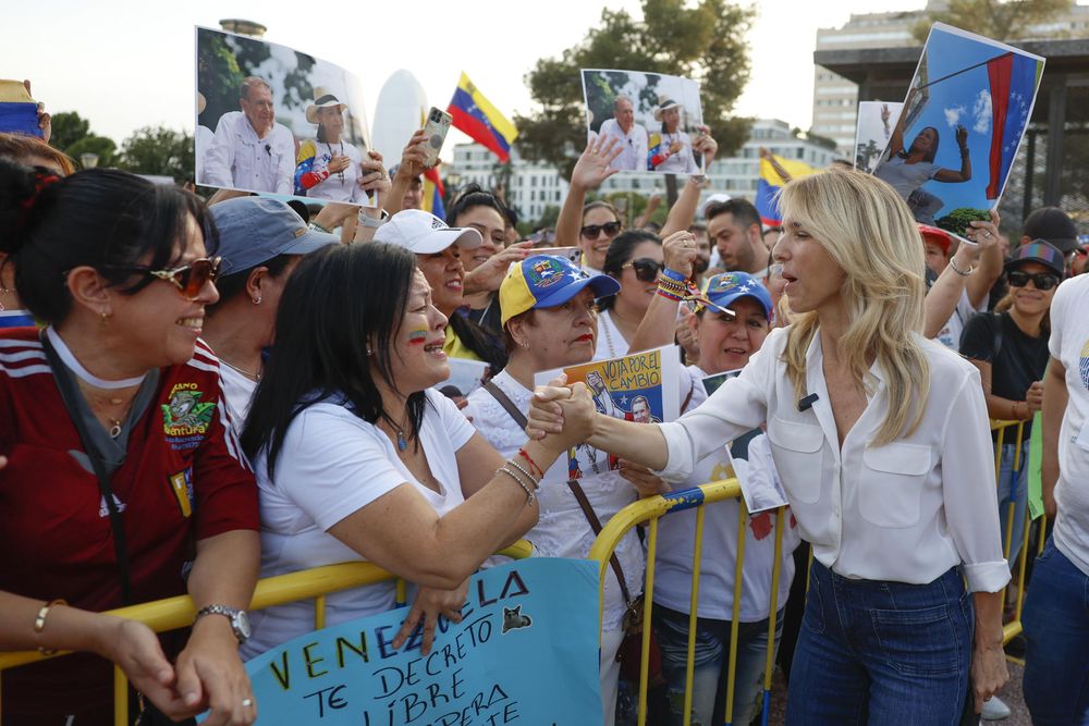 La diputada del PP Cayetana Álvarez de Toledo durante la concentración en la Plaza de Colón, en Madrid