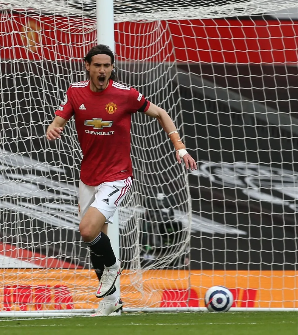 Edinson Cavani celebra su gol para Manchester United contra Burnley
