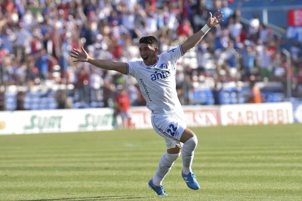 Alfonso Espino celebra su golazo