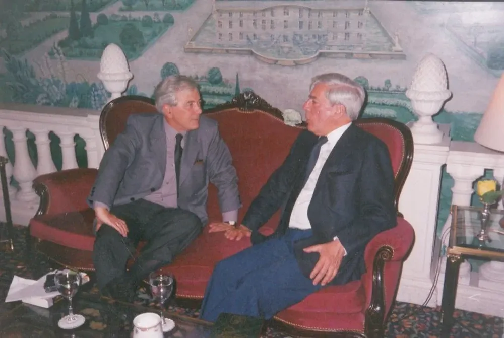 Ruben Loza Aguerrebere junto a Mario Vargas Llosa, en uno de sus tantos encuentros
