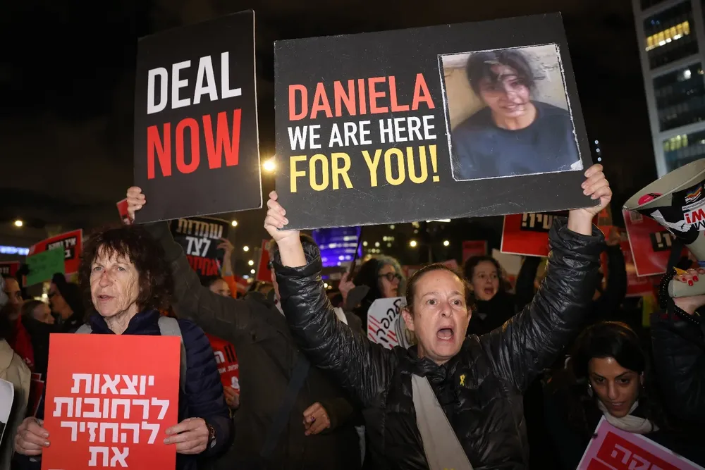 Manifestantes en las calles de Tel Aviv pidieron un pronto acuerdo con Hamas para la liberación de los rehenes.