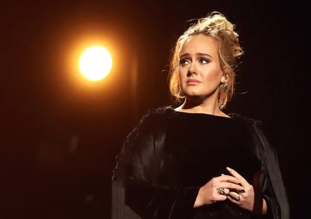 Adele durante el homenaje a George Michael