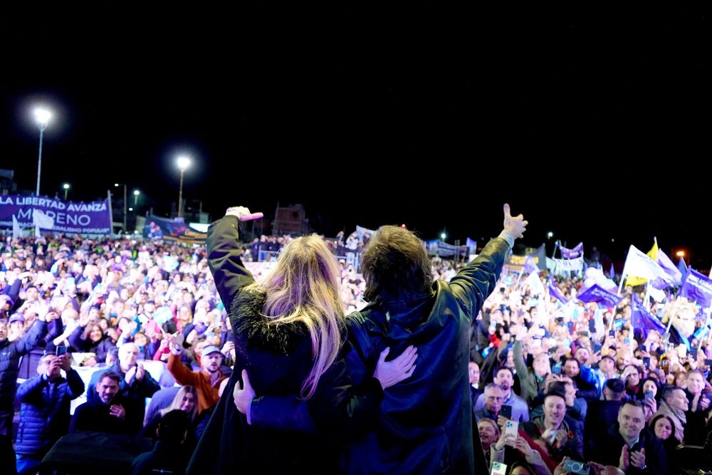 Karina y Javier Milei, en el acto de cierre de campaña en Moreno.