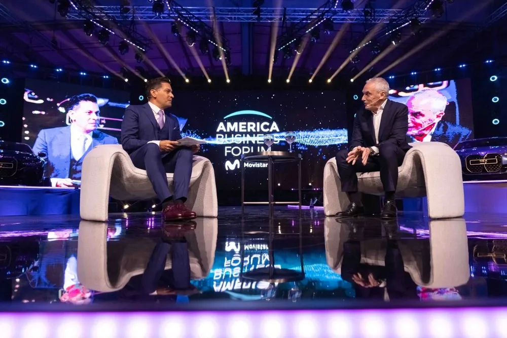 El presentador Ismael Cala y el presidente de Disney para Latinoamérica, Diego Lerner