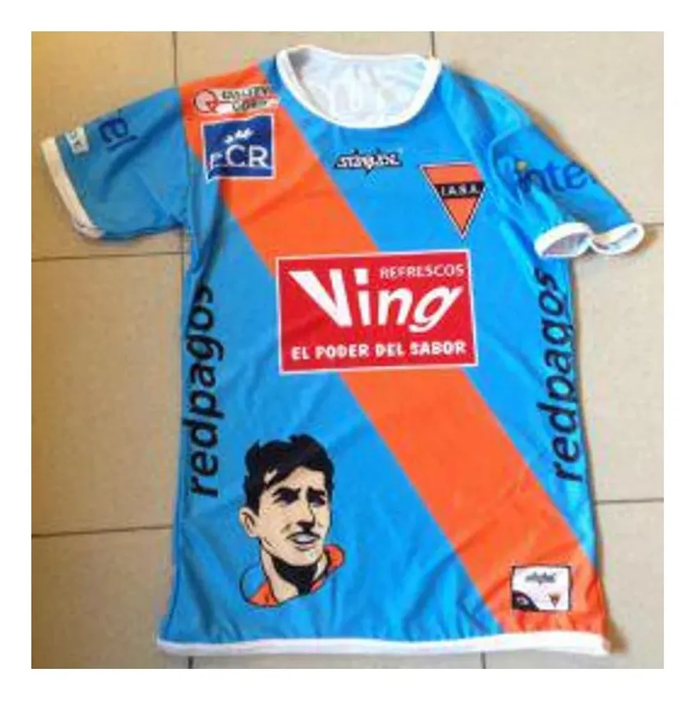 La camiseta de Sud América ante Peñarol en honor a Ghiggia