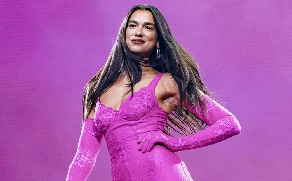 Dua Lipa con un corsé de Alejandre.