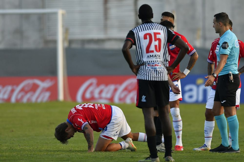 Jeremía Recoba se retira lesionado