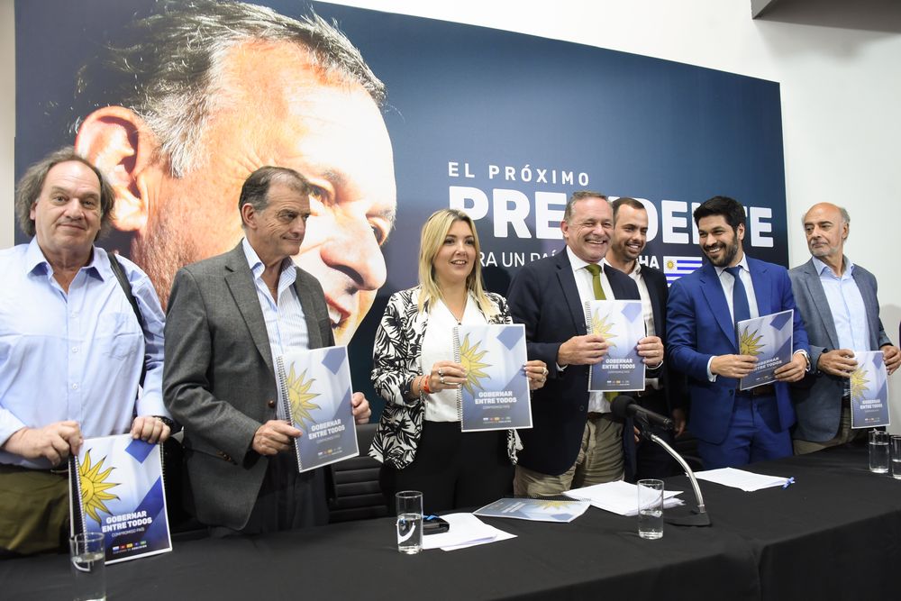 Los miembros de la coalición luego de firmar el nuevo Compromiso por el País