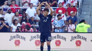 Justin Ellis celebra su gol en su debut con la selección de Estados Unidos
