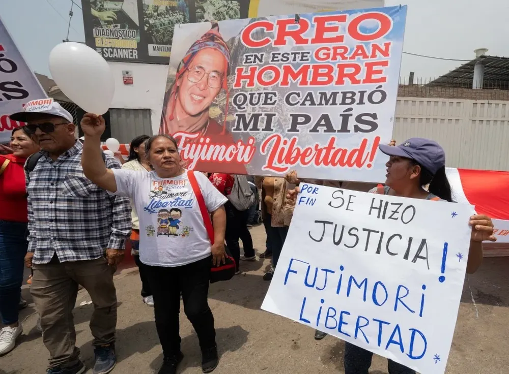Manifestantes fujimoristas llegan hasta la prisión de Barbadillo, donde se encuentra el expresidente, para esperar su salida.