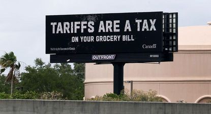 "Los aranceles son un impuesto en tu cuenta del supermercado", dice uno de los mensajes de Canadá a los estadounidenses.
