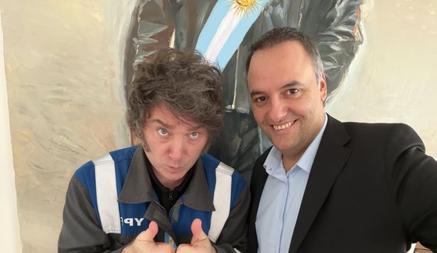 Manuel Adorni se desploma en las encuestas, pero Javier Milei continúa liderando la intención de voto.