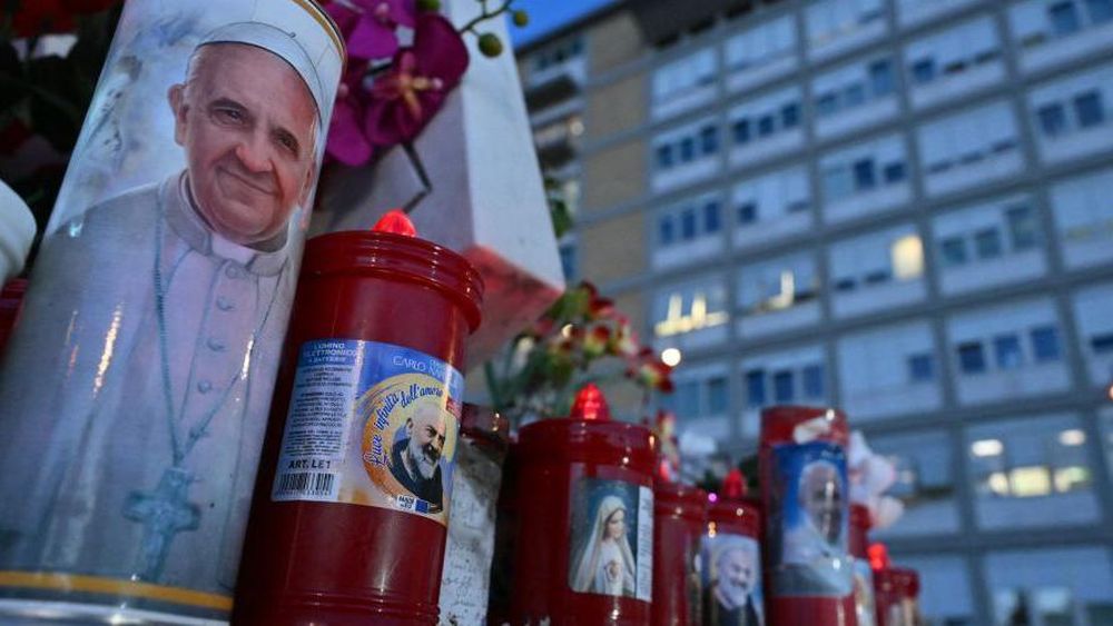 Fieles se han concentrado ante el Hospital Gemelli de Roma, donde se encuentra hospitalizado el pontífice, para rezar por su recuperación.