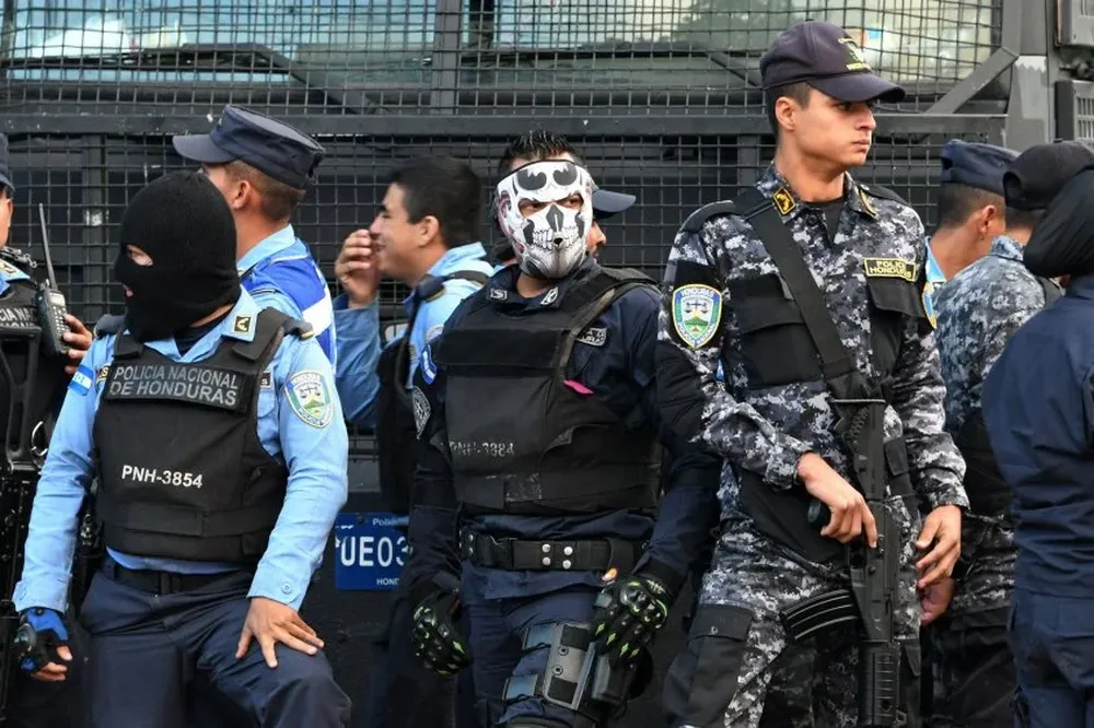 Policías salieron a las calles a manifestarse en forma pacífica.
