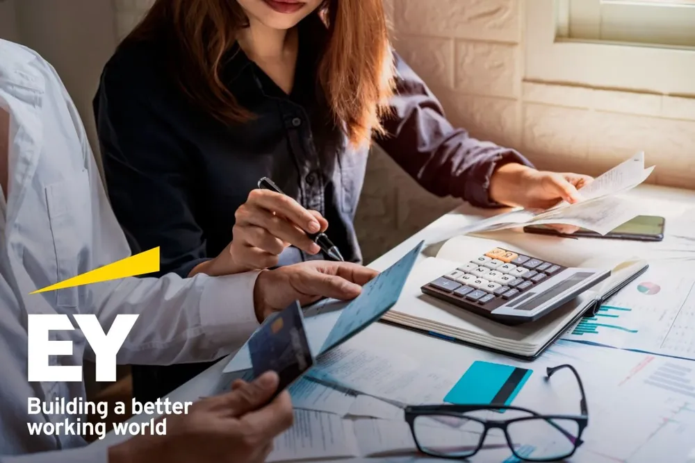 Las entidades otorgantes de crédito deberán designar a un oficial de cumplimiento