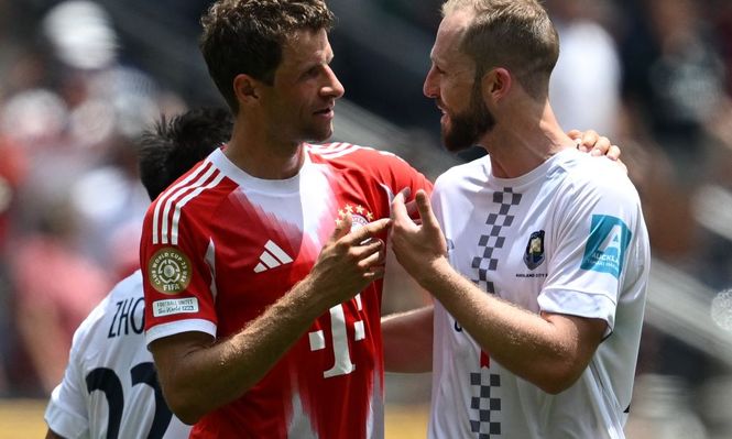Thomas Müller de Bayern Múnich saluda a Michael Den Heijer de Auckland City en el Mundial de Clubes