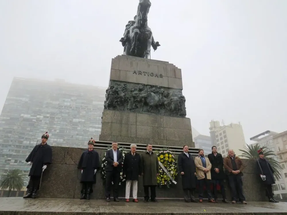 Integrantes de la Comisión Directiva de la ANRTCI depositaron una ofrenda floral al Gral. José Artigas