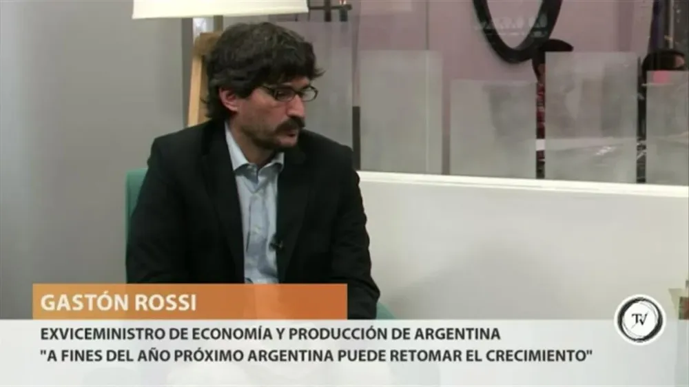 El economista Gastón Rossi, ex viceministro de Economía y Producción de Argentina y socio de Martín Lousteau, dijo que hay que ser cauto con el tema de la caída de las trabas al comercio, medida del gobierno de Mauricio Macri que fue celebrada por empresarios uruguayos.En una entrevista con Mariano López, Rossi dijo que el desmantelamiento de las Declaraciones Juradas Anticipadas de Importación fue un compromiso de Cristina Fernández ante la OMC y que el sistema ya se iba a desarmar a partir del 31 de diciembre.Si bien no será un esquema tan generalizado como el de las declaraciones, sí habrá otras herramientas de administración del comercio en 2016, afirmó Rossi. El proceso de desmantelamiento de controles a las importaciones será gradual, aseguró.Respecto al fin de las retenciones, Rossi expresó otro matiz: dijo que Uruguay se había beneficiado en los últimos años por inversores argentinos que aprovecharon un contexto favorable y vinieron a invertir acá. Eso cambiará, según su pronóstico. Mirando hacia adelante, es esperable que parte de esos recursos se vuelvan a redireccionar en Argentina, explicó.La entrevista completa, aquí.
