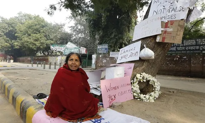 Bhanuwat, sentada en el manifestódromo junto a la sede del parlamento, pide justicia por el caso de la joven violada