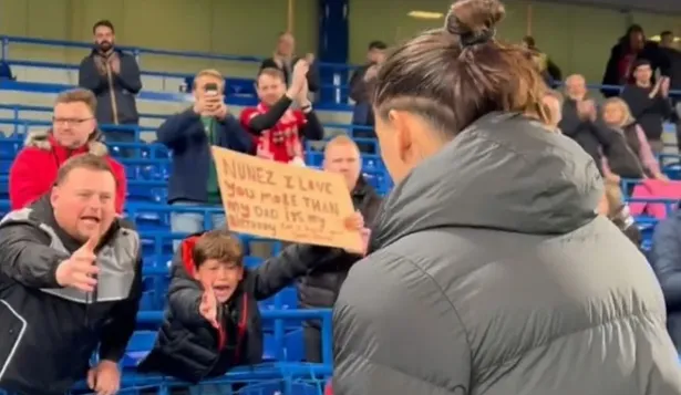 Darwin Núñez le entrega su camiseta de Liverpool a un niño que lloraba pidiéndosela