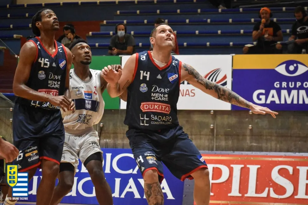 Jonathan Sacco y Dominique Morrison de Nacional esperan el rebote ante Defensor Sporting