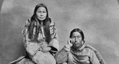 Una pareja inuit posa con su vestimenta tradicional en 1865.